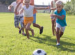 Fußball spielende Kinder