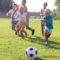 Fußball spielende Kinder