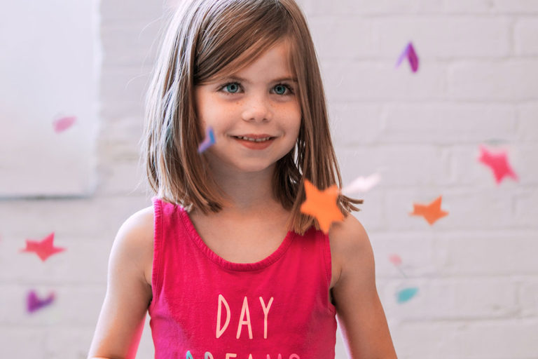 Kleines Mädchen mit lustigem Spruch auf Ihrem T-Shirt