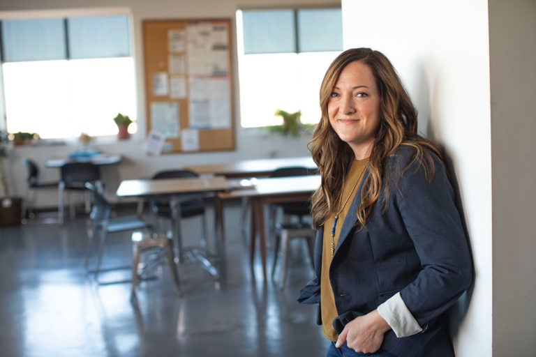 Kitaleitung steht vor Aufenthaltsraum